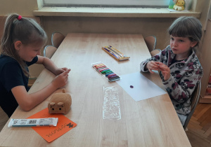 Dzieci lepią z plasteliny strój ludowy