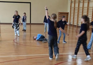 Uczniowie bawią się na sali gimnastycznej