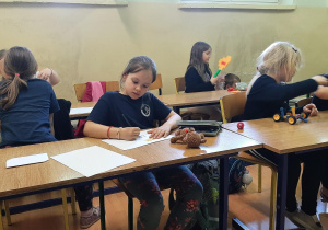 Dzieci tworzą prace plastyczną o królewnach współczesnych