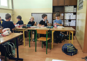 Uczniowie współpracują ze sobą w trakcie zajęć