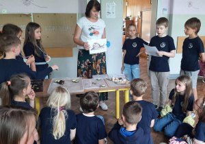 Nauczyciel pokazuje budowę ślimaka na obrazku