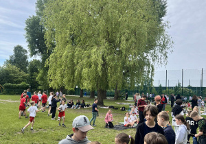 Uczniowie stoją w kolejce