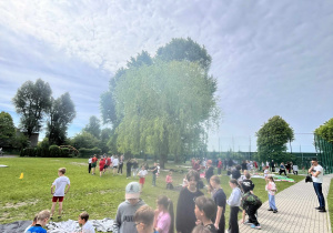 Uczniowie na boisku szkolnym