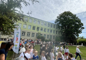 Uczniowie stoją w kolejce
