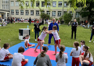 Uczniowie oglądają pokaż judo