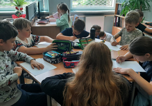 Dzieci tworzą pracę o wymarzonym placu zabaw