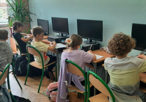 Dzieci wykonują pracę plastyczną o placu zabaw