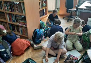 Uczniowie współpracują w grupie podczas zajęć