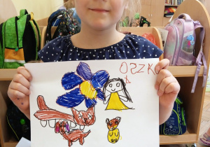 Uczennica ze swoją pracą