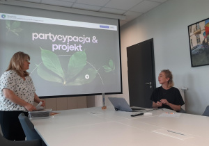 Osoby prowadzące warsztat omawiające idee projektu ogrodów społecznych