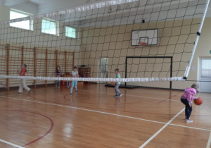 Dzieci podczas wspólnej zabawy z przyborami sportowymi na sali