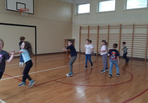 Uczniowie podczas wspólnej zabawy w murarza na sali