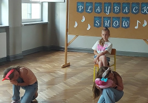 Uczennice przed występem