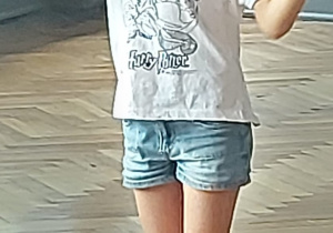 Uczennica występuje