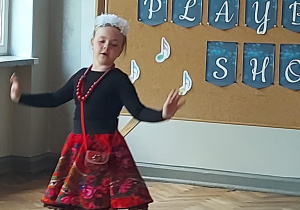Uczennica w stroju ludowym