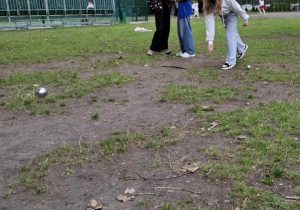 Uczniowie grają w bule