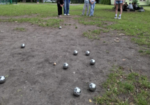 Uczniowie grają w bule