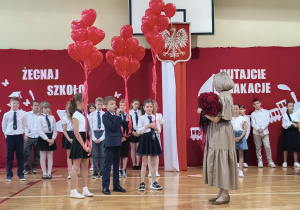 Uczeń składa życzenia pani wicedyrektor