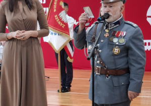 Pani dyrektor otrzymuje medal