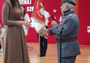 Pani dyrektor otrzymuje medal