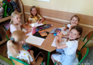 Uczennice pracują przy stoliku