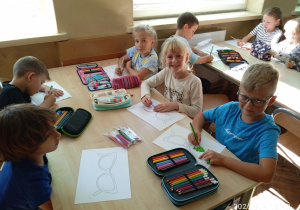 Uczniowie kolorują