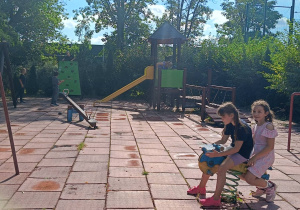Dzieci wspólnie bujają się na huśtawce