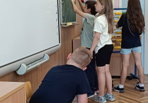 Dzieci rysują wspólnie przykłady bycia dobrym