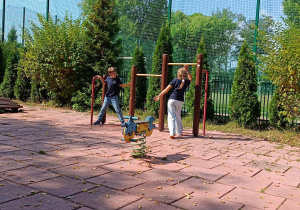 Dzieci uruchamiają zmysł dotyku, wzroku w trakcie zabaw ruchowych