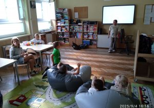 Uczniowie uczestniczą w zabawie