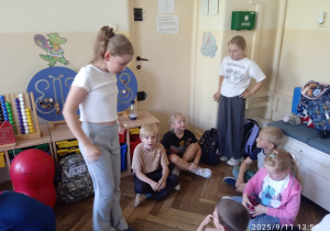 Uczniowie bawią się w sali