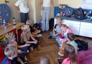 Starsze uczennice prowadzą zabawę