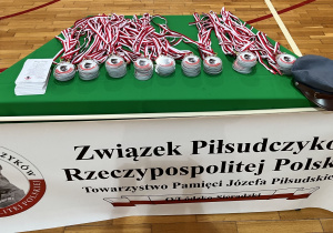 Stół z medalami