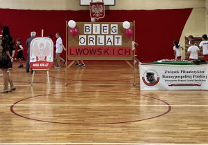 Uczniowie biegają na sali