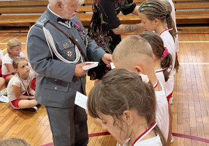 Uczniowie otrzymują nagrody