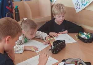 Uczniowie pracują