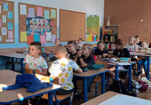 Uczniowie w parach lub w grupach wykonują ćwiczenie na skojarzenie ze słowem kropka