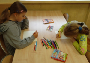Uczennice malują mazakami