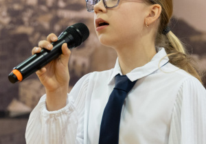 Dziewczynka śpiewa Ojczyzna ma