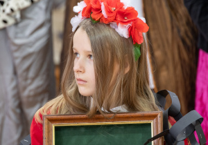 Dziewczynka przebrana za Polskę