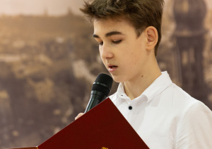 Uczeń - Narrator na apelu