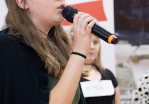 Uczennica odgrywająca rolę Marii Konopnickiej