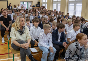 Uczniowie klas starszych na apelu