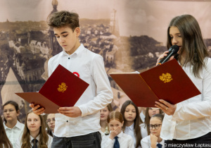 Uczniowie prowadzący apel