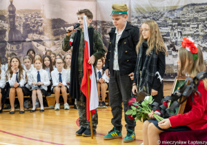 Uczniowie przebrani za Orlęta Lwowskie