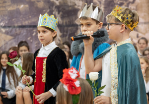 Uczniowie przebrani za królów Polski