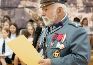 Odznaczenie sztandaru Medalem 100-lecia Bitwy Warszawskiej