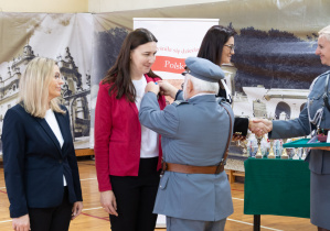 Wręczenie medalu p. Piątkowskiej