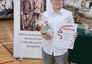 Nagrodzony uczeń z dyplomem i nagrodą