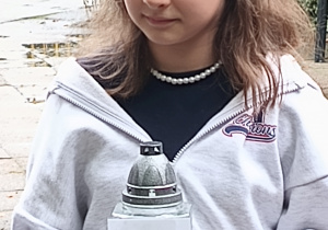 Uczennica trzyma znicz